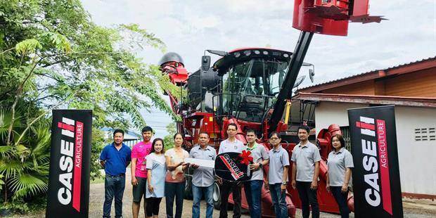 Case IH ส่งมอบรถตัดอ้อยให้กับชาวไร่ของบริษัทน้ำตาลมิตรผลในประเทศไทย