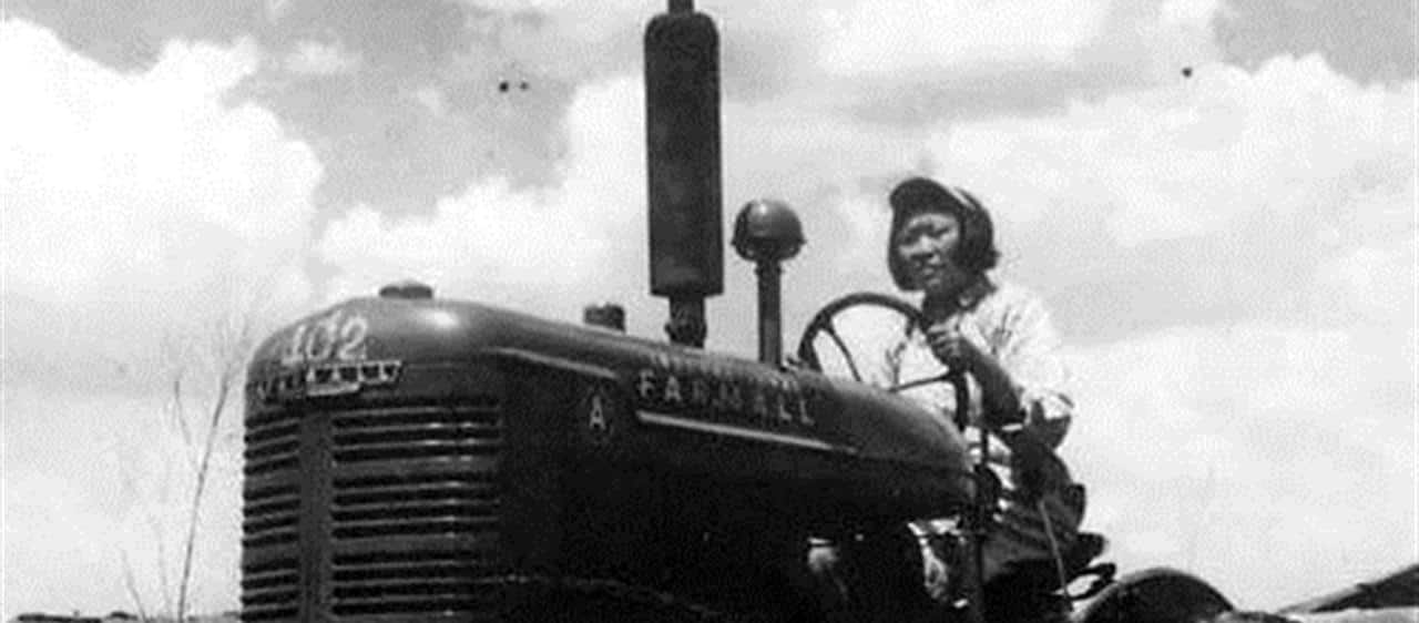 梁军，中国第一位被报道的女拖拉机手，曾被人们亲切地称呼为“拖拉机女王”