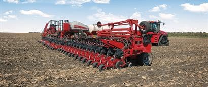 //assets.cnhindustrial.com/caseih/NAFTA/NAFTAASSETS/Products/Planting-and-Seeding/2000-Series-Early-Riser-Planter/Images/Early%20Riser%20Planter%202160%20and%20Steiger%20500_0493_01-16.jpg?width=410&height=171