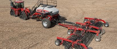 //assets.cnhindustrial.com/caseih/NAFTA/NAFTAASSETS/Products/Planting-and-Seeding/5-Series-Precision-Air-Carts/General-Images/2355%20Air%20Cart_500%20Disk%20Drill_0572_06-15.jpg?width=410&height=171